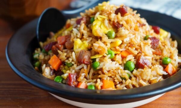 Riz sauté au crevette et saucisson