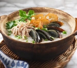 Kayu au porc avec saucisson et oeuf centenaire